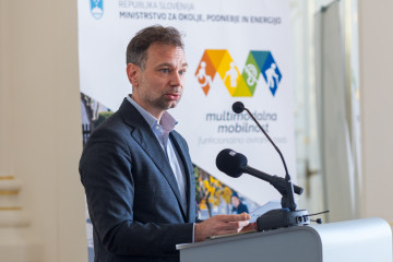 Naslovnica: Slovenski projekt dostopnosti prostora kot zgled vključujoče družbe